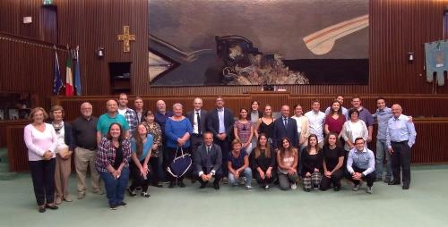 Foto di gruppo per i partecipanti all’incontro dell’assessore regionale Pierpaolo Roberti con i giovani corregionali all’estero, premiati oggi a Trieste nell’aula dell’Assemblea del Friuli Venezia Giulia. Con i ragazzi anche i rappresentanti delle sette associazioni che costituiscono gli enti riconosciuti dalla Regione